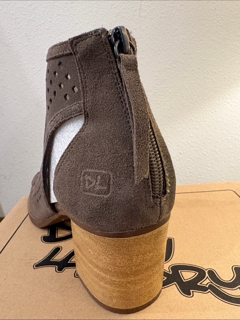 NIB [Dirty Laundry] Tessa Perforated Suede Peep-Toe Low Block Heel Women’s 9.5 - Picture 8 of 12